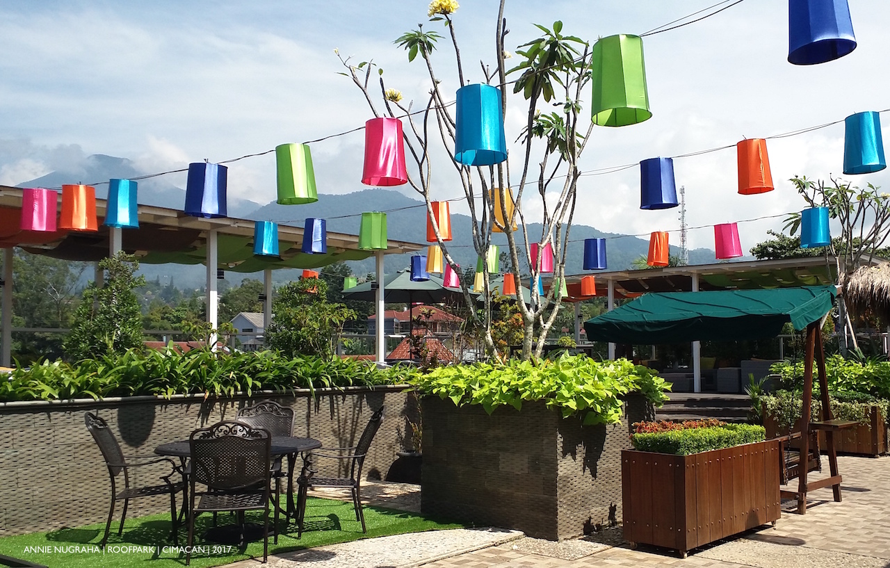 ROOFPARK Cimacan | Tempat Nongkrong Bermandikan Warna dan Bunga