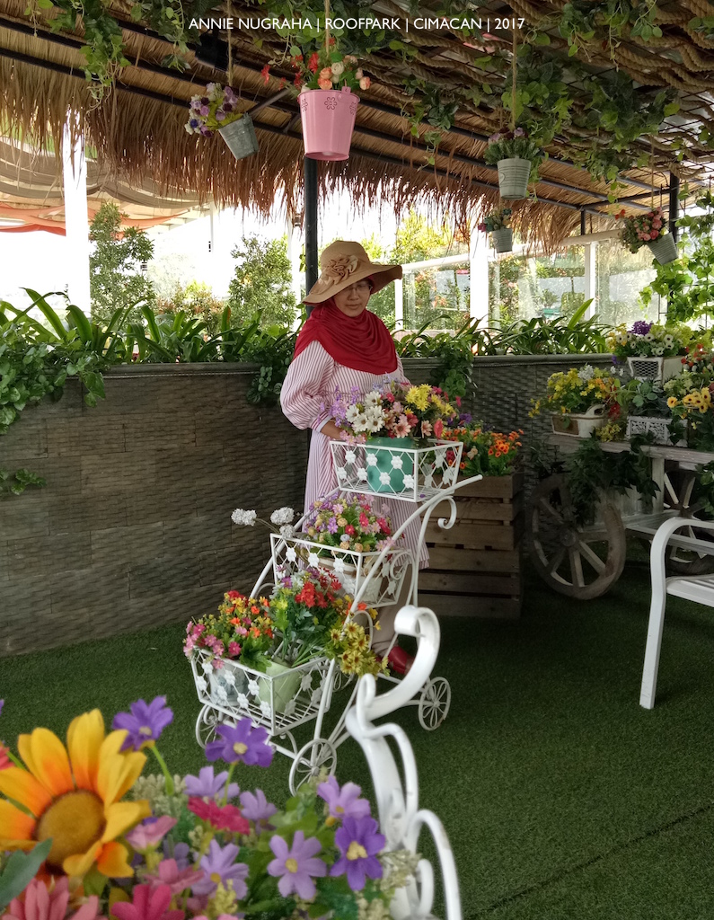 ROOFPARK Cimacan | Tempat Nongkrong Bermandikan Warna dan Bunga
