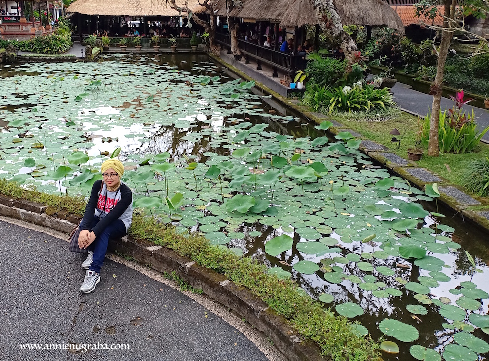 Pura TAMAN SARASWATI. Destinasi Wisata Cantik Dengan Ratusan Bunga Teratai di Ubud, BALI