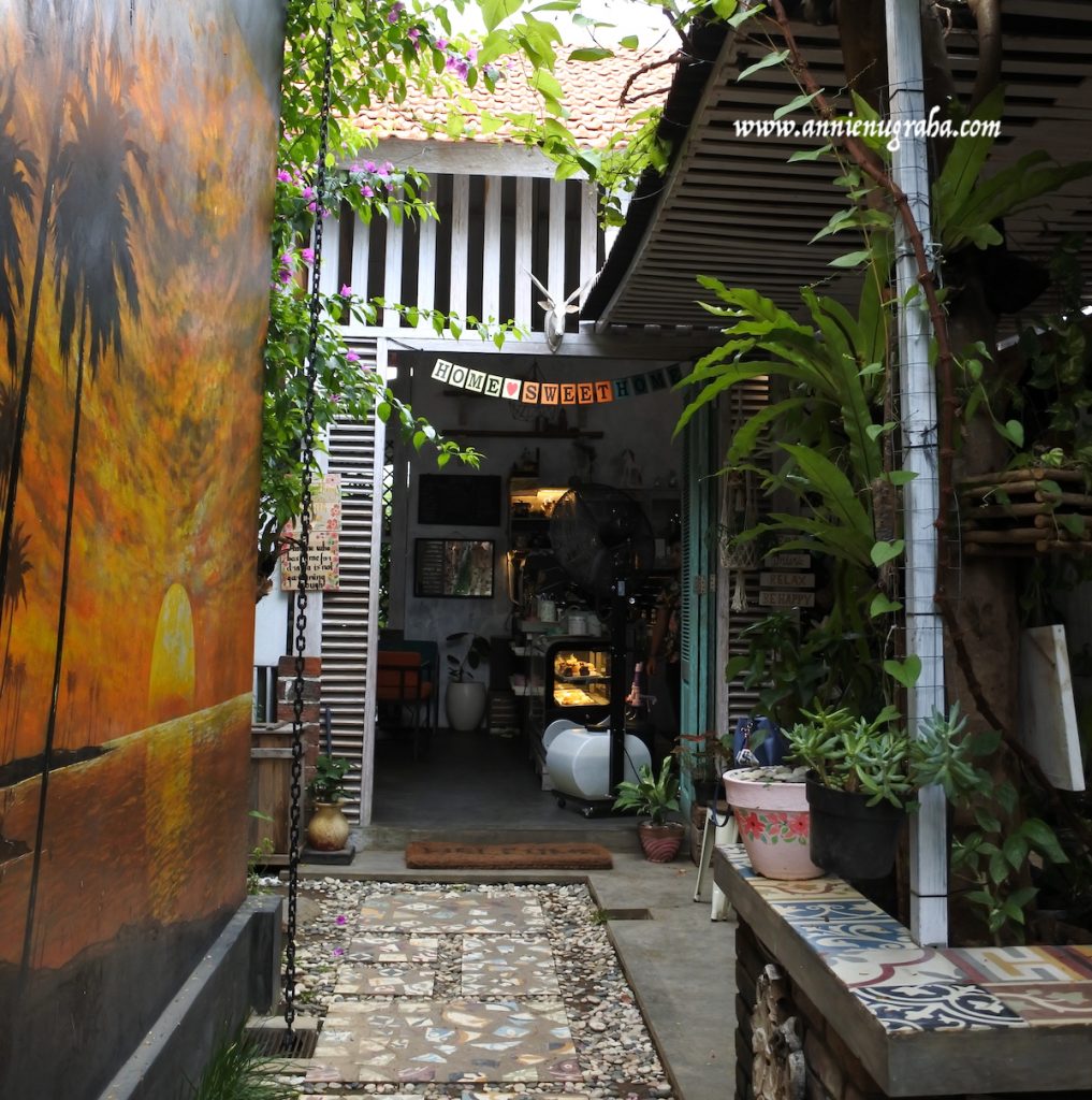 SENJA DI BALI Coffee Shop and Garden. Tempat Nongkrong Asik di Lahan Terbatas dengan Dekorasi Rustik