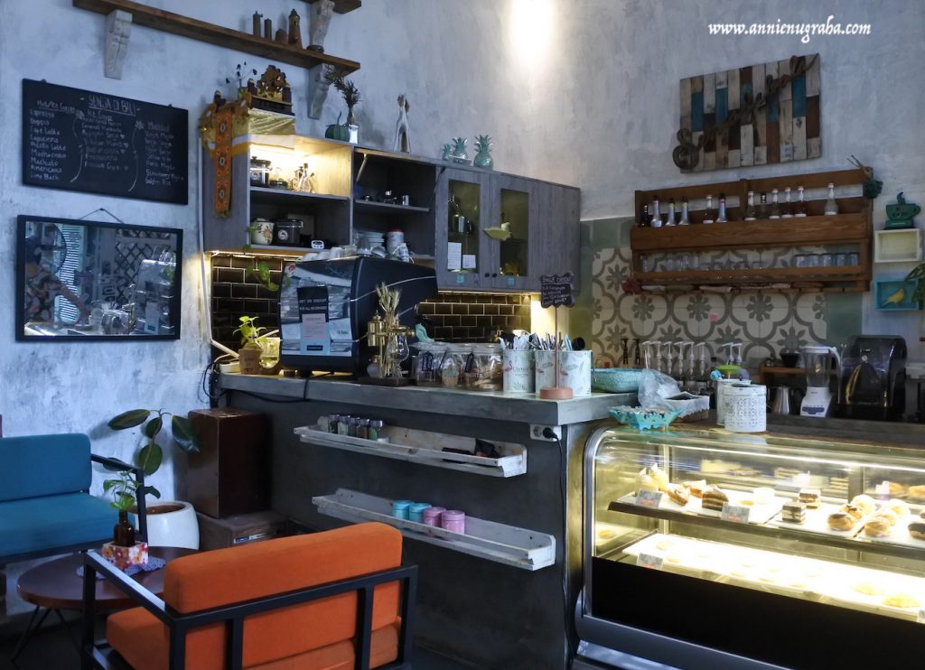 SENJA DI BALI Coffee Shop and Garden. Tempat Nongkrong Asik di Lahan Terbatas dengan Dekorasi Rustik