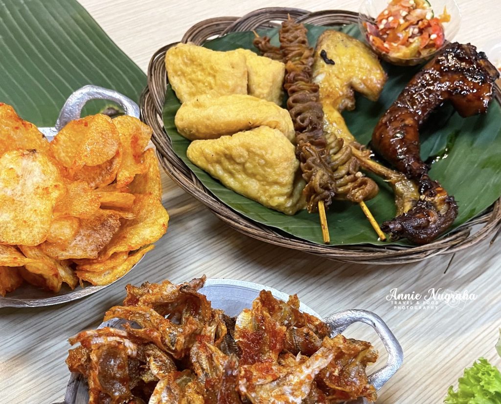 Sensasi Makan Tanpa Piring di Rumah Makan Alas Daun Bandung
