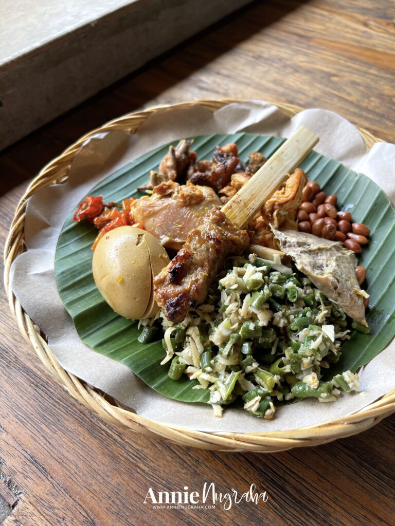 Nasi Ayam Kedewatan Ibu Mangku. Sajian Halal di Ubud Bali yang Sarat Selera