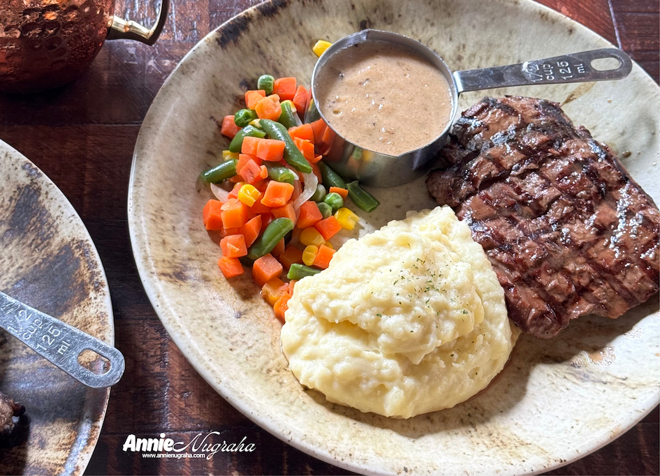 Menikmati Steak Empuk Porsi Besar di Karnivor Kota Baru Parahyangan Bandung