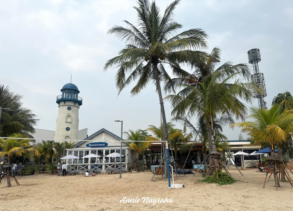 Melepas Penat di Pantai Pasir Putih Land's End PIK 2 Jakarta