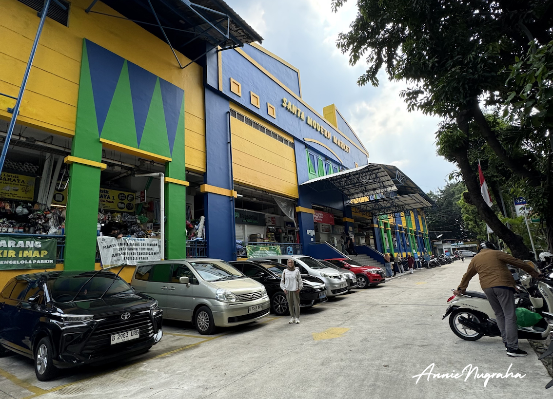 Hiruk Pikuk Pasar Modern Santa, Tempat Belanja dan Nongkrong di Jakarta Selatan