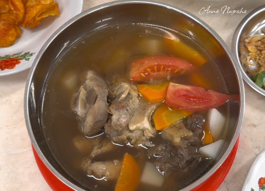 Rumah Makan Hj. Ine Naripan Bandung, Kelezatan Sop Buntutnya di Level Premium