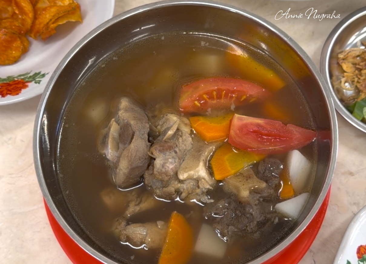 Rumah Makan Hj. Ine Naripan Bandung, Kelezatan Sop Buntutnya di Level Premium