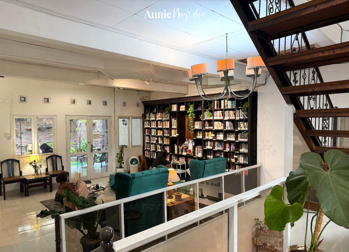 Menikmati Waktu Membaca Serasa di Rumah di HOWL Library and Creative Space Bandung