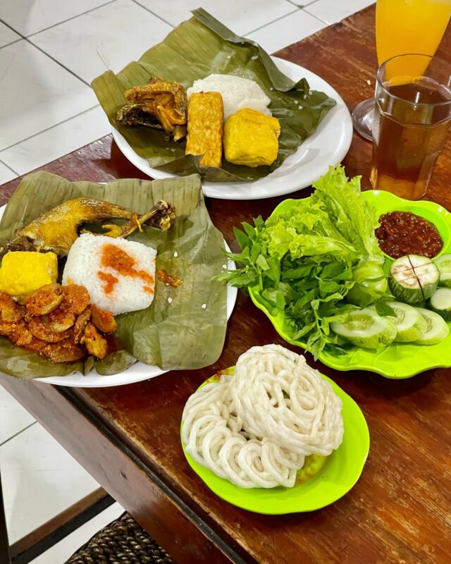 Sudah ada rencana mau buka puasa hari ini? Gimana kalau menu sesundaan seperti di @bakuldaun.asli ? Jengkolnya ooiii raos pisan. Sungguh pembangkit selera yang sempurna #bakuldaun #bakuldaunbuahbatubandung #kulinersunda #alasunda #ayamgoreng #semurjengkol #lalapan #annienugraha #foodblogger #indonesianblogger #food #foodphotography #smartphonephotography